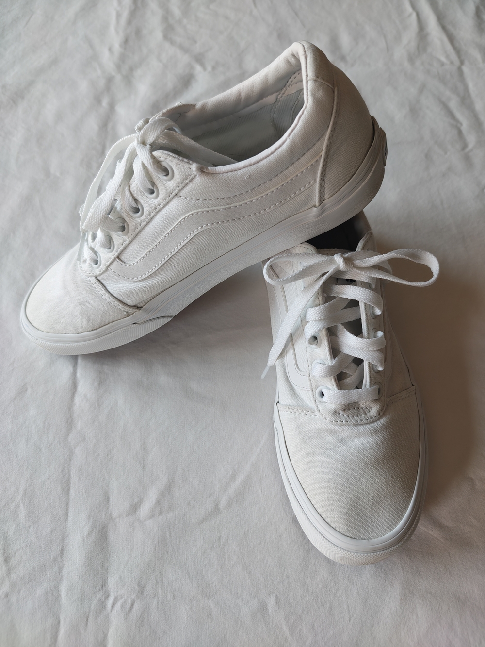 Women's Classic White Canvas Low-Top Sneakers Size 9